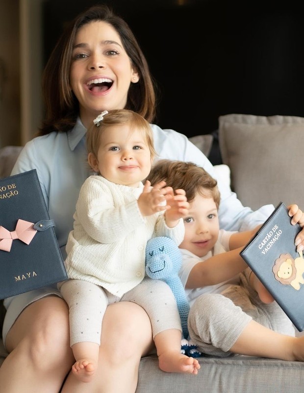 Sabrina Petraglia com os filhos, Maya e Gael (Foto: Reprodução/Instagram)