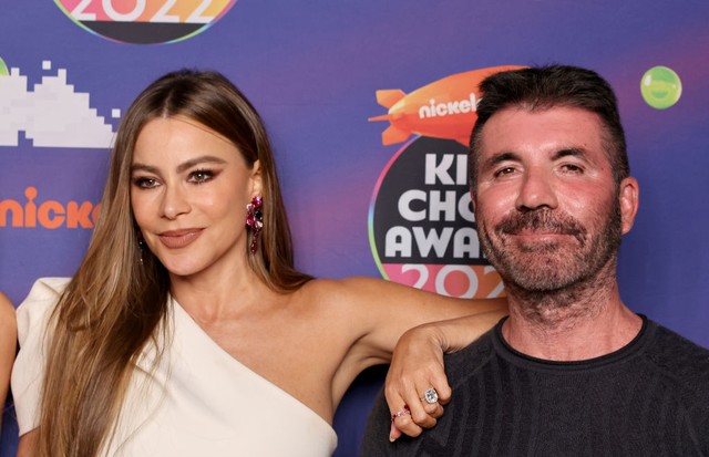 SANTA MONICA, CALIFORNIA - APRIL 09: (L-R) Sofía Vergara and Simon Cowell, winners of the Best Reality Show Award for 'America's Got Talent,' pose backstage at the Nickelodeon's Kids' Choice Awards 2022 at Barker Hangar on April 09, 2022 in Santa Monica,  (Foto: Getty Images for Nickelodeon)