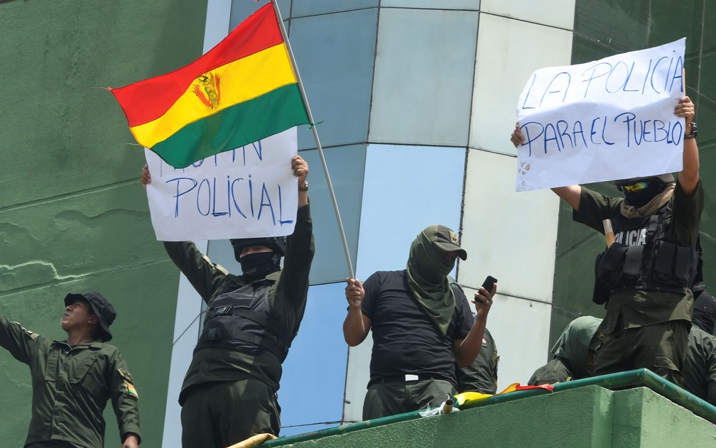 Policiais bolivianos protestam contra Evo Morales em Santa Cruz de la Sierra neste sábado (9) — Foto: Rodrigo Urzagasti/Reuters