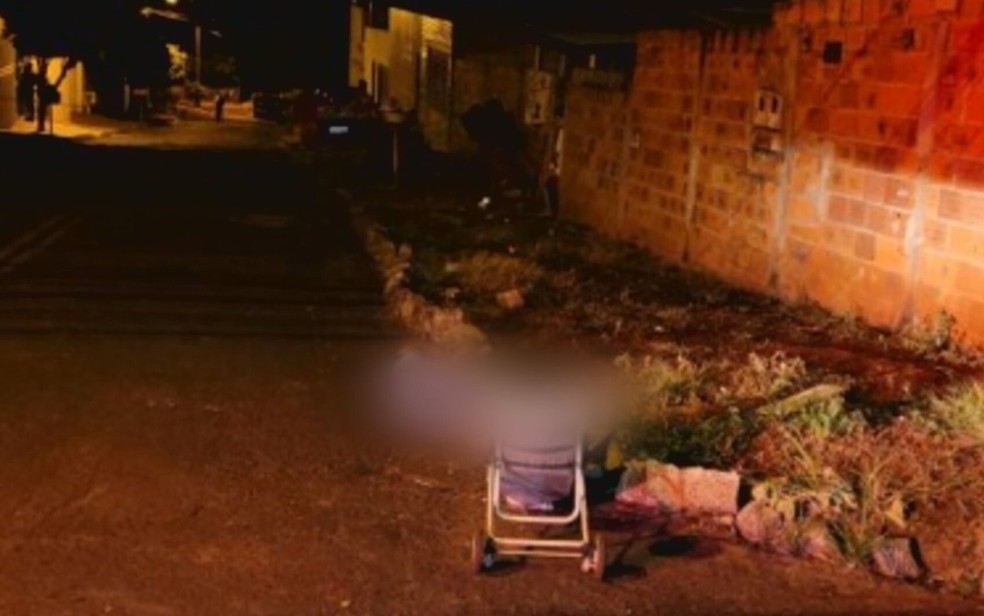 Morador de rua morto a tiros carregava carrinho de bebê vazio, em Rio Verde — Foto: Reprodução/TV Anhanguera