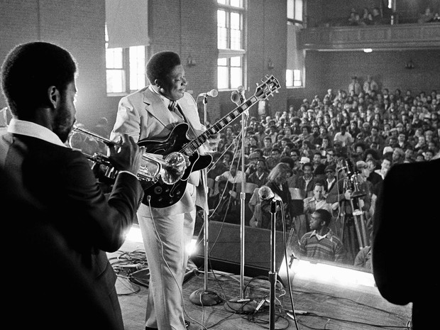 O bluesman B.B. King e sua banda se apresentam para o auditório lotado da penitenciária de Norfolk, em Massachussetts, em abril de 1978. Ele começou a fazer shows em prisões dos EUA em 1972, iniciativa para incentivar a reabilitação (Foto: Michael S. Gordon/AP/Arquivo)