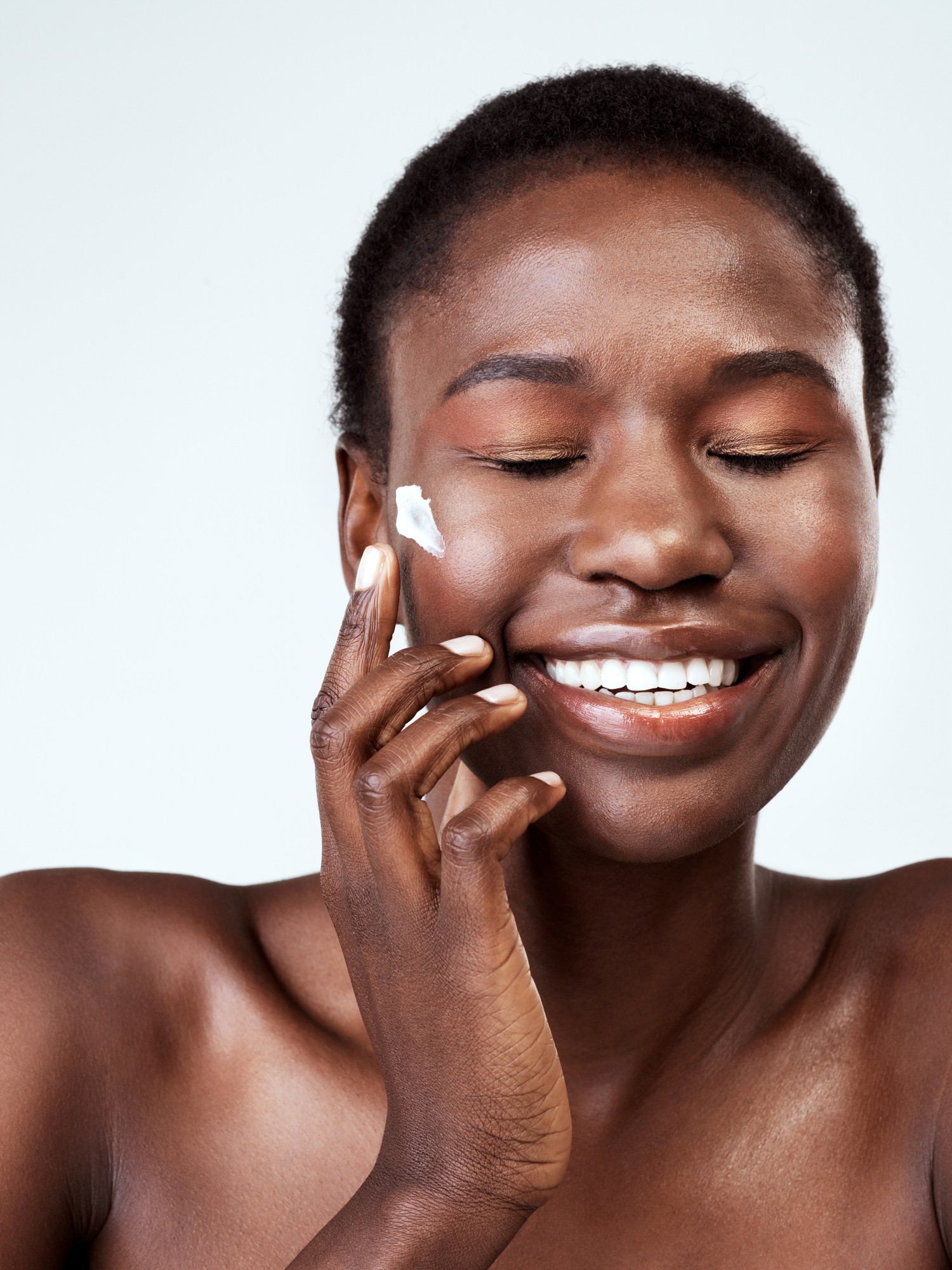 Hidratar a pele é essencial para mante-la saudável (Foto: Reprodução Getty Images)