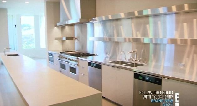 A cozinha minimalista da mansão em Bel Air (Foto: Reprodução)