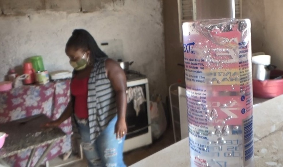 Eliana recebe álcool em gel através de doações — Foto: Reprodução/EPTV