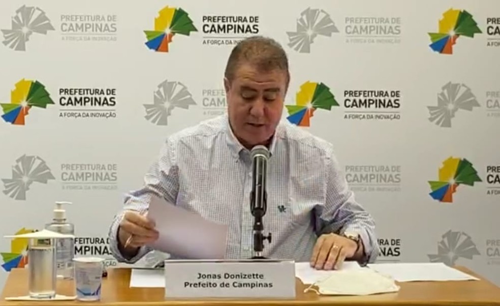 Jonas Donizette, prefeito de Campinas, durante transmiss&atilde;o ao vivo em 3 de julho &mdash; Foto: Reprodu&ccedil;&atilde;o/Facebook