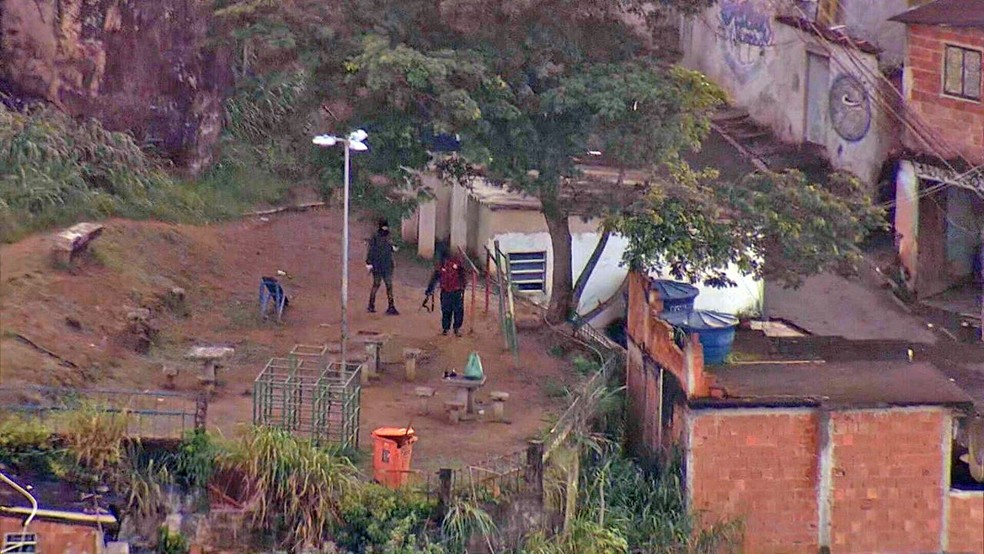 Criminosos circulavam armados e com os rostos cobertos pelas ruas da comunidade da Serrinha na manhã desta quinta (9) — Foto: Reprodução/ TV Globo
