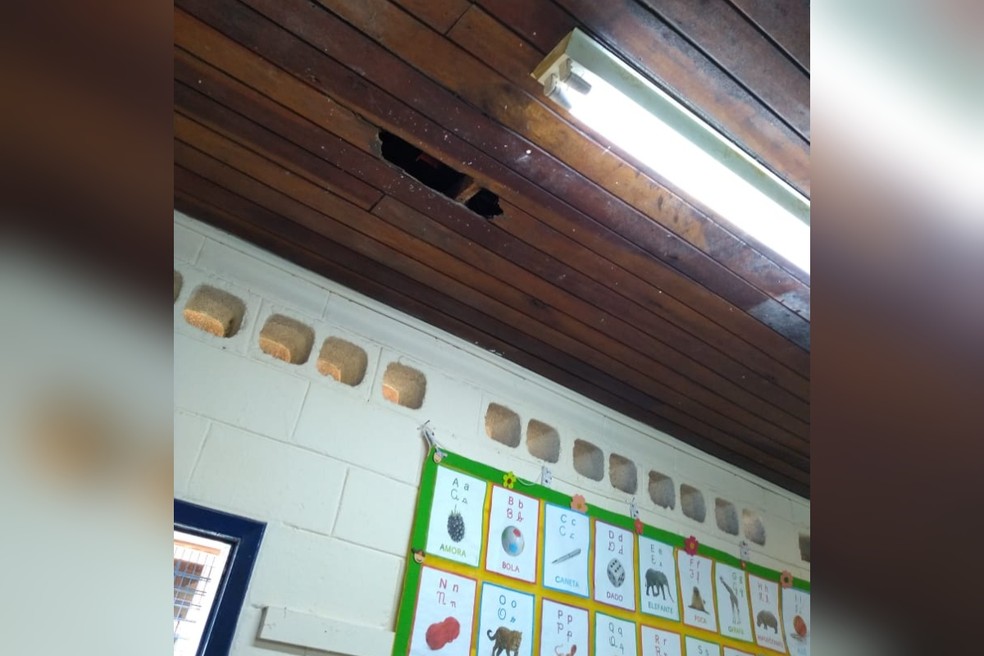 TCE encontrou buraco no teto de sala de aula em Capela do Alto — Foto: TCE-SP/Divulgação