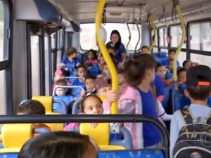 Ônibus escolar quebra a caminho da escola e pais de alunos