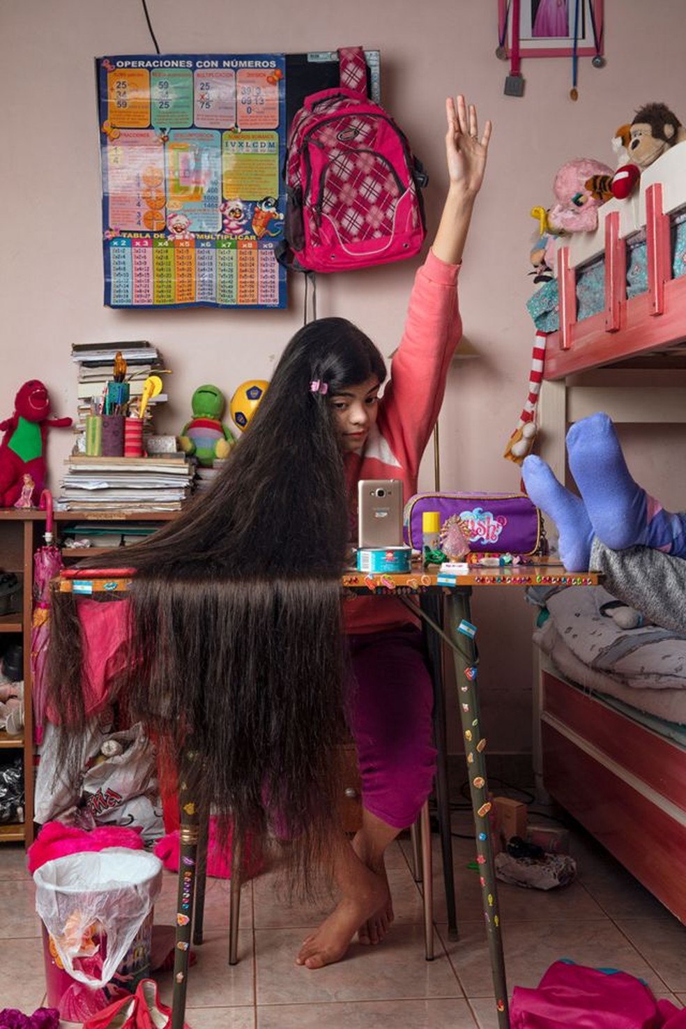 Antonella estuda via Zoom, usando o celular de sua mãe, em seu quarto em casa em Buenos Aires, Argentina, em 13 de junho de 2021 — Foto: Irina Werning para Centro Pulitzer