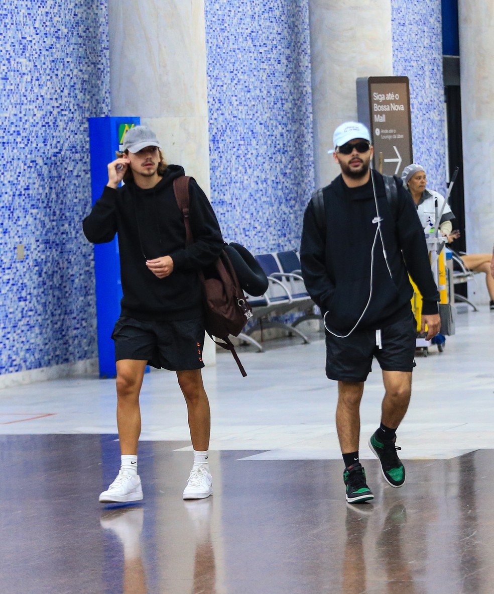 Pedro Sampaio e seu namorado Henrique Meinke desembarcam no aeroporto Rio de Janeiro &mdash; Foto: Pereira/Agnews