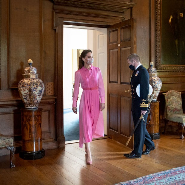 EDINBURGH, SCOTLAND - MAY 27: Catherine, Duchess of Cambridge arrives to meet with Mila Sneddon, aged five, and her family, at the Palace of Holyroodhouse on May 27, 2021 in Edinburgh, Scotland. Cancer patient Mila features in an image from the Hold Still (Foto: Getty Images)