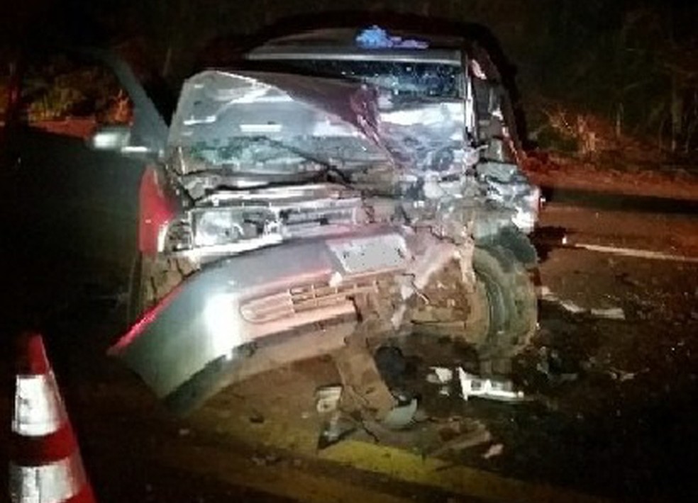 Carro bateu de frente com a caminhonete — Foto: Polícia Rodoviária