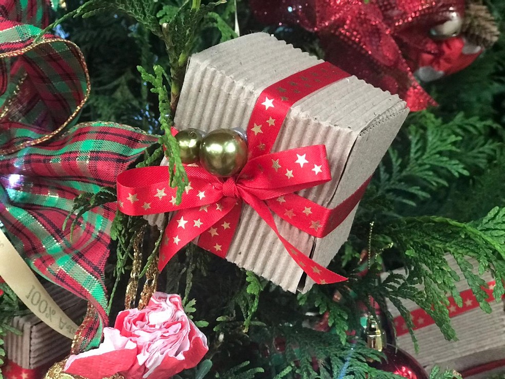 Peter Paiva ensina a decorar árvore de Natal com caixinhas, sachês  aromatizados e laços | É de Casa | gshow