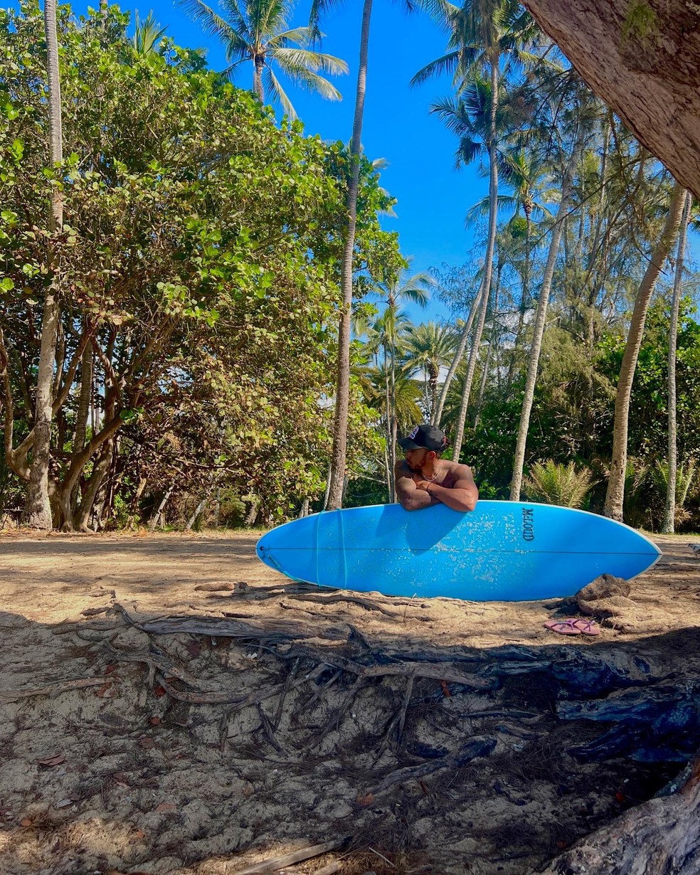 Lewis Hamilton apoiado na prancha de surfe: tirou onda — Foto: Reprodução Instagram