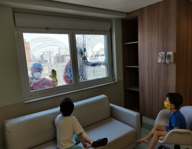 Visita surpresa na janela! (Foto: Divulgação/Sabará Hospital Infantil)