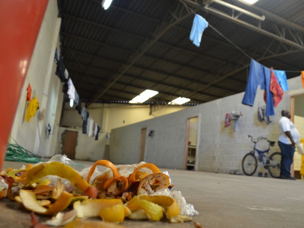 Cerest interdita alojamento de obra na região de Santa Terezinha, em Piracicaba (Foto: Thomaz Fernandes/G1)