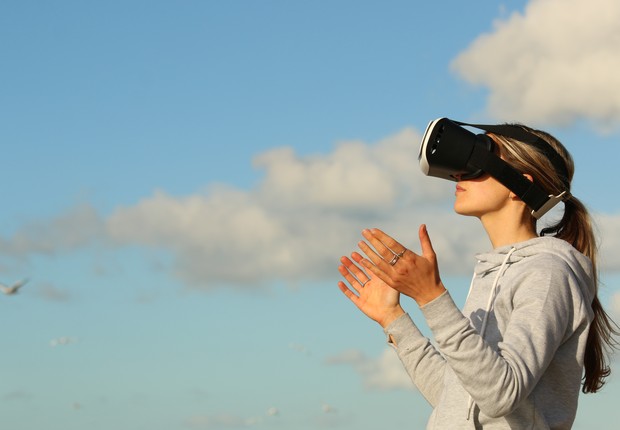 Mulher usa óculos de realidade virtual (Foto: Pexels)