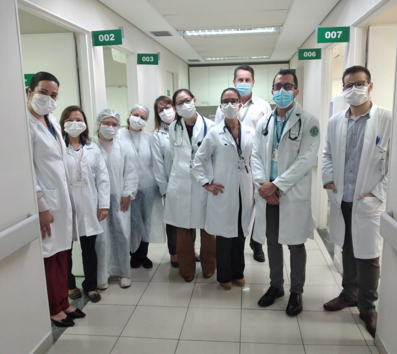 Equipe média e de enfermagem do Hospital Emílio Ribas, em São Paulo, que está conduzindo estudos com a vacina chinesa Coronavac (Foto: Divulgação/Emílio Ribas)