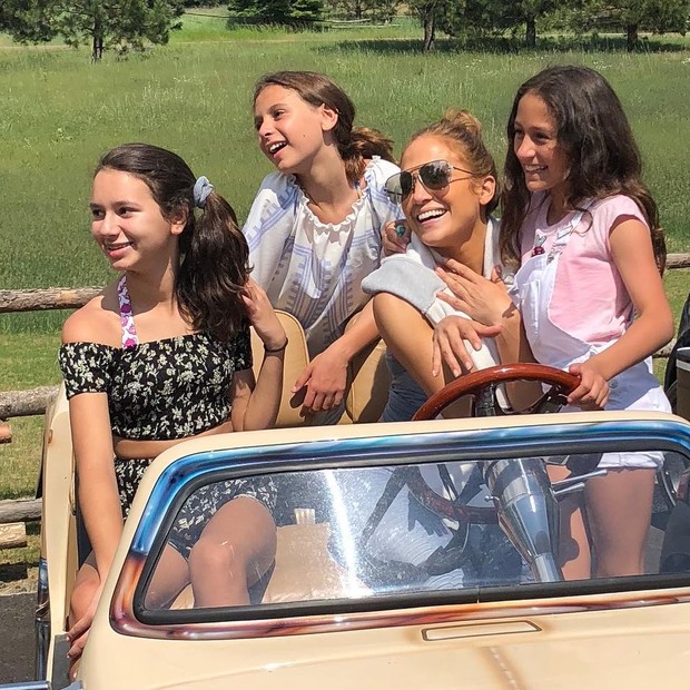 Jennifer Lopez com a filha, Emme, e as enteadas, Ella e Natasha (Foto: Reprodução/Instagram)