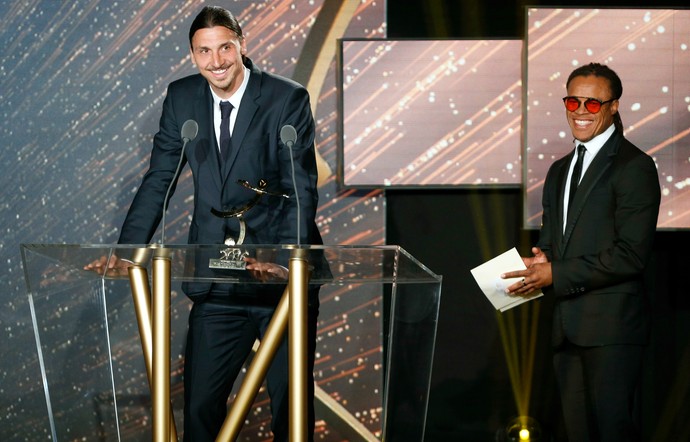 Ibrahimovic PSG prêmio Campeonato Francês (Foto: AFP) Ibrahimovic PSG prêmio Campeonato Francês (Foto: AFP)