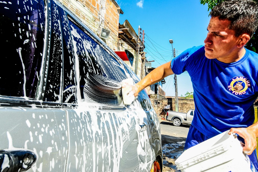 Lutador trabalho como lavador de carros (Foto: Mauro Neto/Sejel)