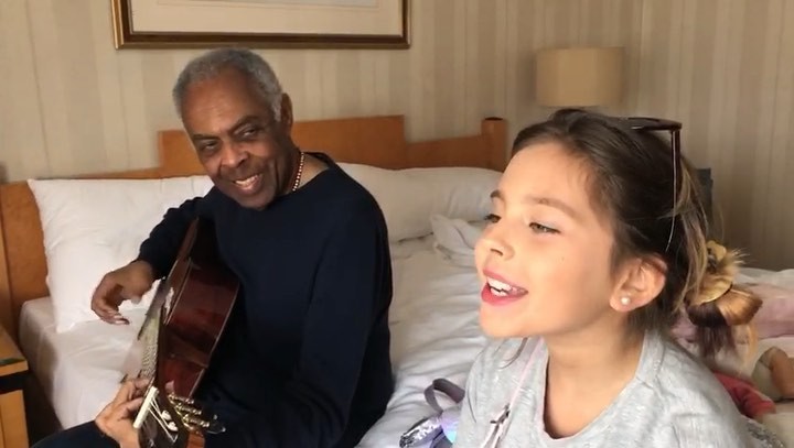 Flor Gil canta ao lado do avô, Gilberto Gil (Foto: Reprodução/Instagram)