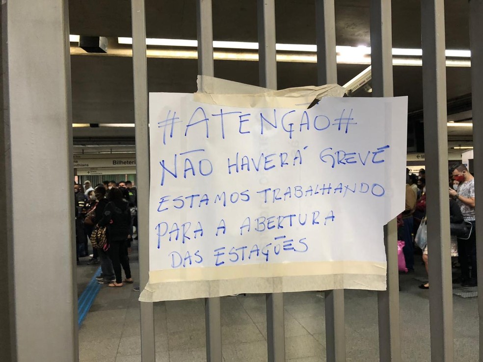 Cartaz colocado na porta da estação Itaquera do Metrô na manhã de 28 de julho — Foto: Guilherme Pimentel/TV Globo