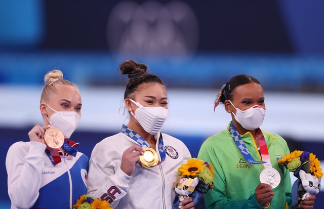 TOKYO, JAPAN - JULY 29: (L-R) Bronze medalist Angelina Melnikova of Team ROC, gold medalist Sunisa Lee of Team United States and silver medalist Rebeca Andrade of Team Brazil pose for a photo after the Women's All-Around Final on day six of the Tokyo 2020 (Foto: Getty Images)