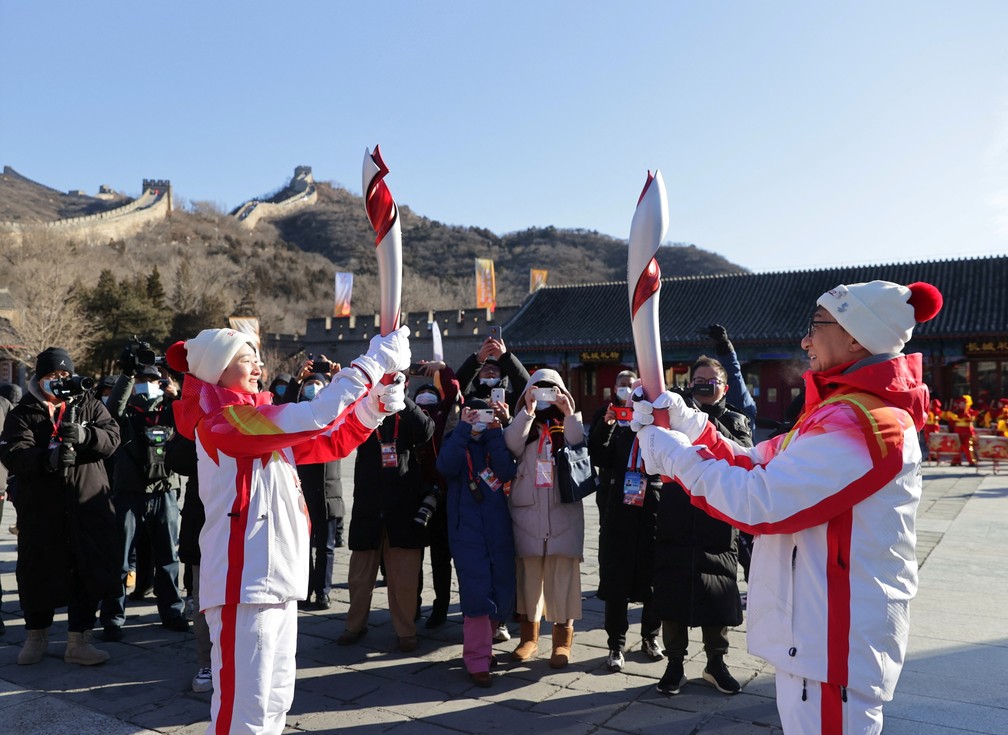 Wu Jingyu, duas vezes medalhista de ouro no taekwondo, e o ator Jackie Chan participam do revezamento da tocha olímpica para os Jogos de Inverno — Foto: Reuters