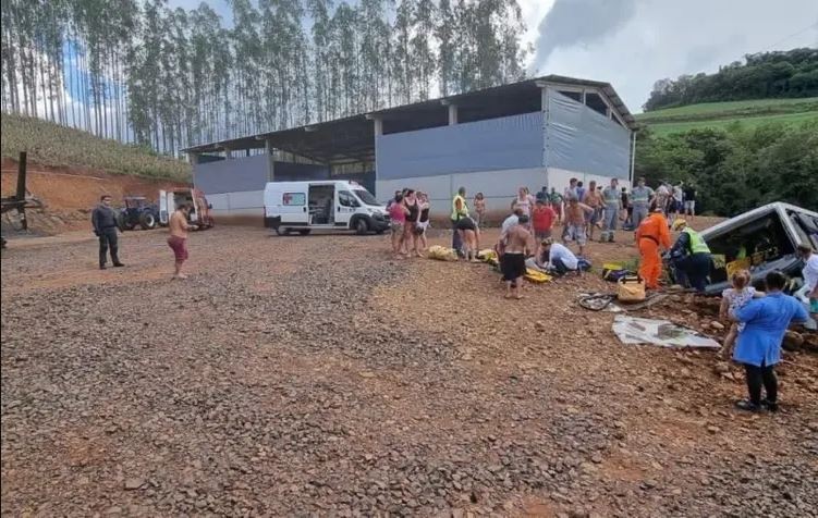 Acidente com ônibus escolar deixa feridos no Oeste de SC