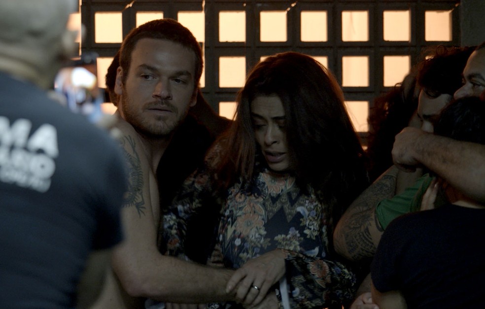 Em 'A Força do Querer', Rubinho (Emilio Dantas) e Bibi (Juliana Paes) são flagrados em visita íntima — Foto: TV Globo