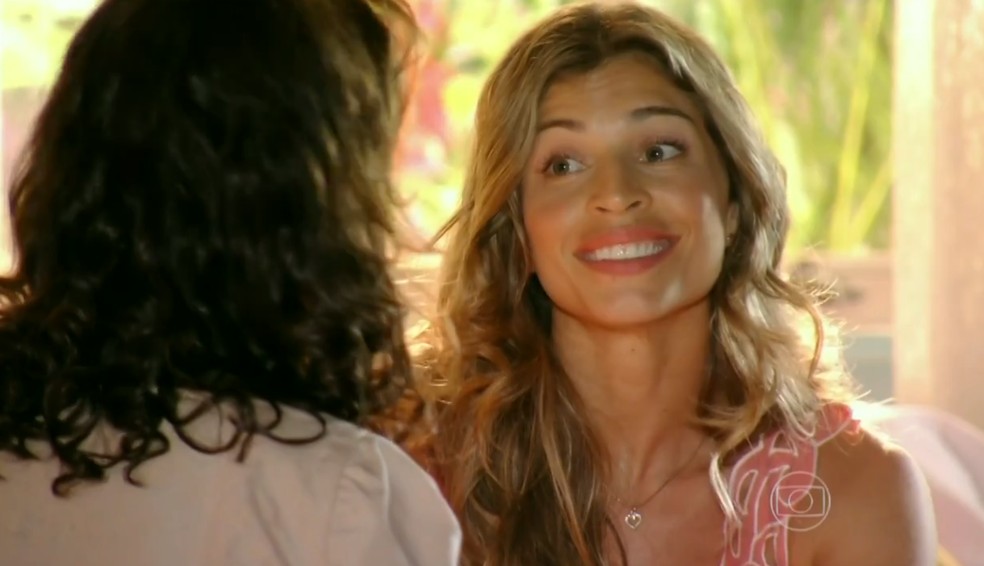 Ester (Grazi Massafera) fica feliz ao contar a Lindaura (Angela Vieira) sobre noivado com Cassiano (Henri Casteli, em 'Flor do Caribe' — Foto: Globo