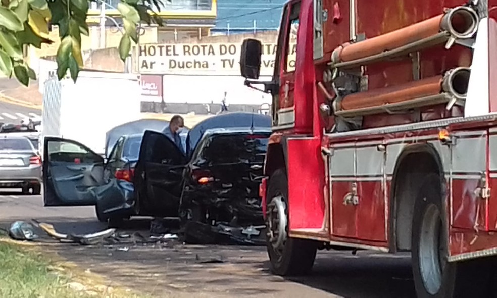 Acidente envolveu três carros na Avenida Joaquim Constantino, em Presidente Prudente — Foto: Valmir Custódio/TV Fronteira