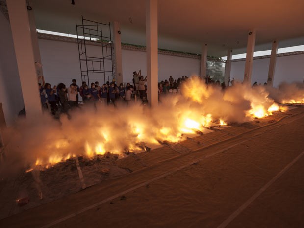 Artista usa pólvora para produzir obras que estão na mostra do CCBB, em Brasília (Foto: Joana França/Divulgação)