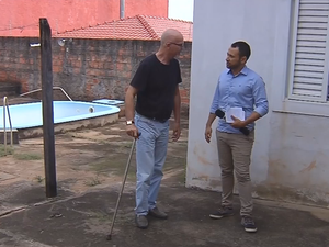 Sem algum tipo de apoio, Mauro tem dificuldades para se locomover (Foto: Reprodução/TV TEM) Sem algum tipo de apoio, Mauro tem dificuldades para se locomover (Foto: Reprodução/TV TEM)