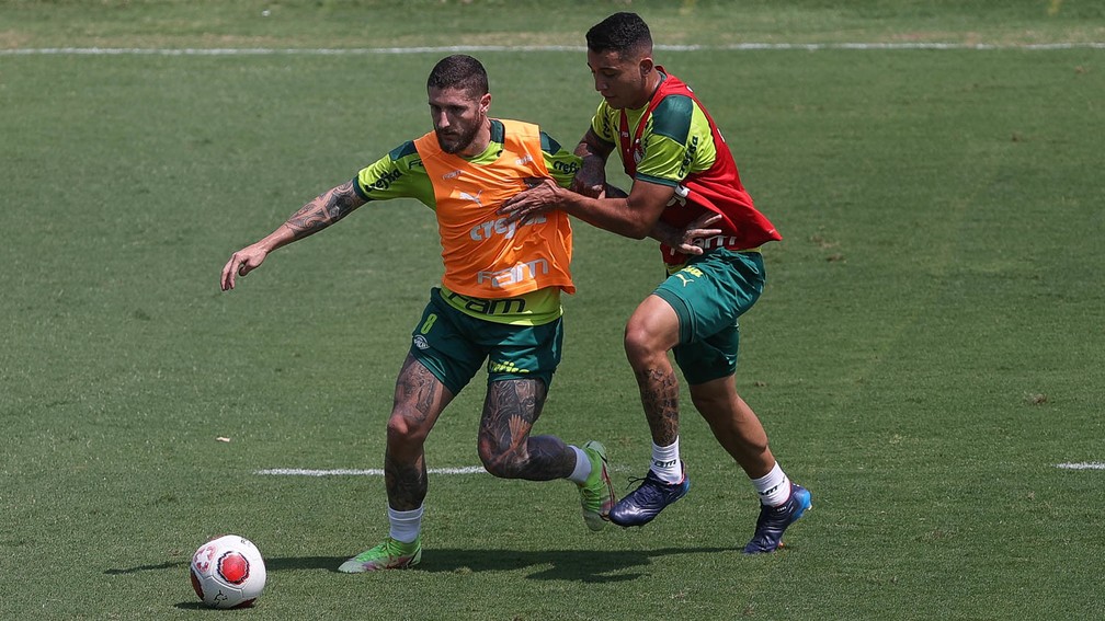 Zé Rafael enfrenta Pedro Bicalho durante treino do Palmeiras na Academia — Foto: Cesar Greco
