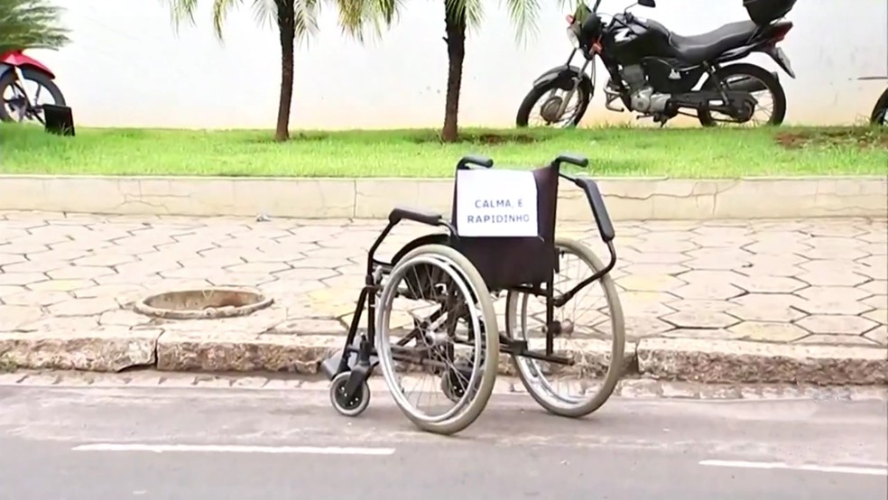 Campanha de trÃ¢nsito deixa cadeira de rodas em vaga convencional para conscientizar motoristas â Foto: ReproduÃ§Ã£o/TV TEM