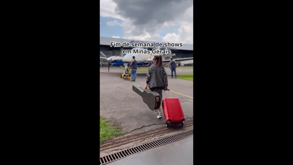 Marília Mendonça tuitou vídeo no qual ia em direção a avião — Foto: Reprodução/Twitter/MariliaMReal