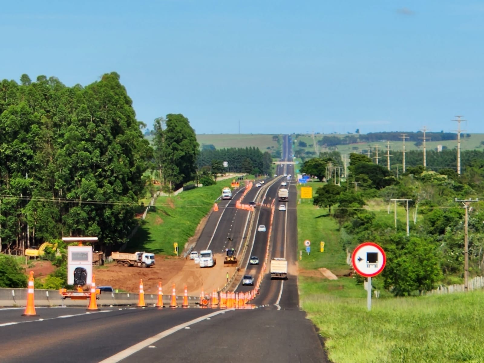 Trabalho de limpeza de trecho da Rodovia Raposo Tavares invadido por lama entra no terceiro dia consecutivo