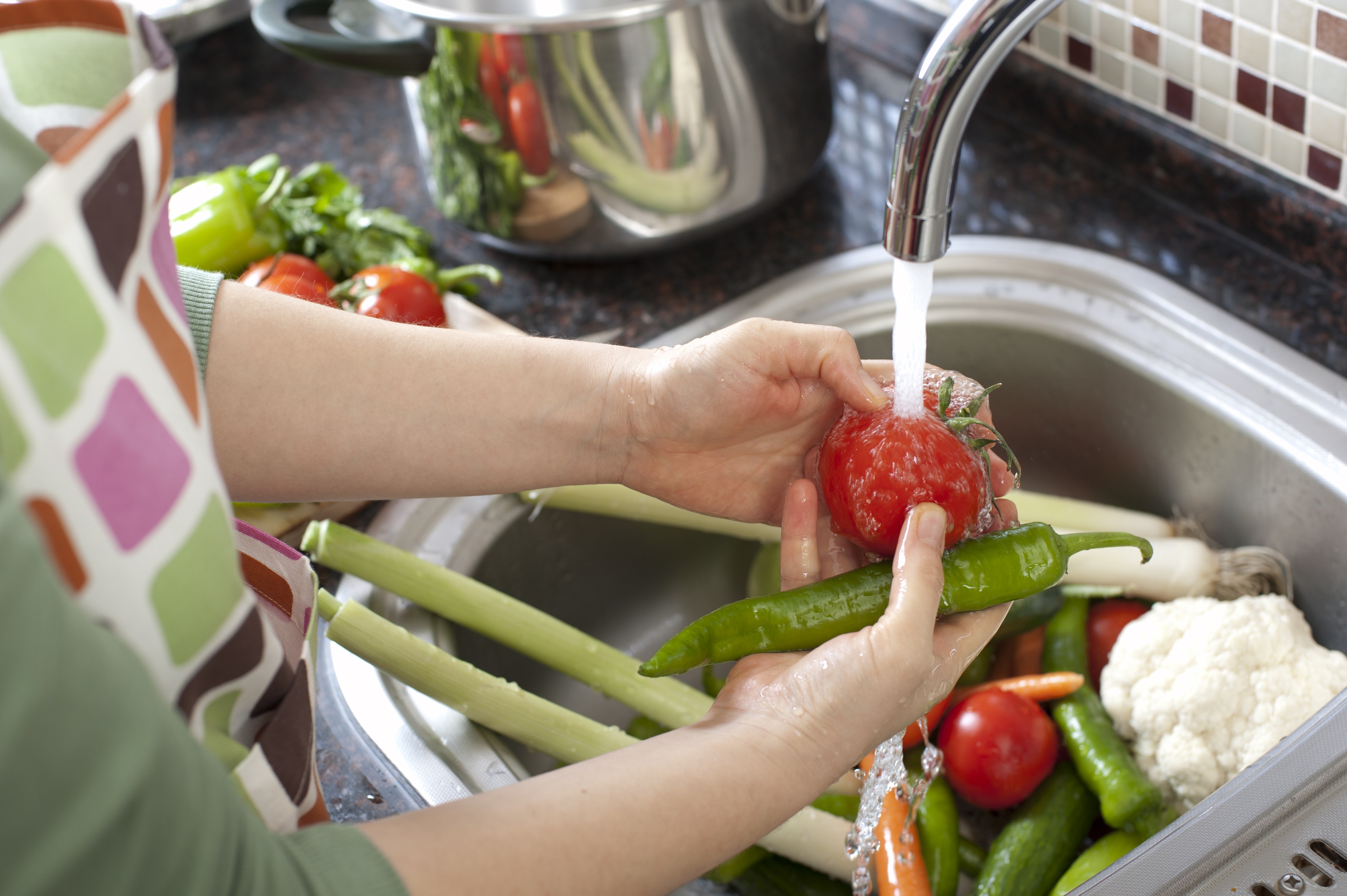 Lavando verduras (Foto: Getty Images)