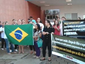 Servidores protestaram em frente ao Hospital da Zona Sul, em Londrina (Foto: Reprodução/RPC)
