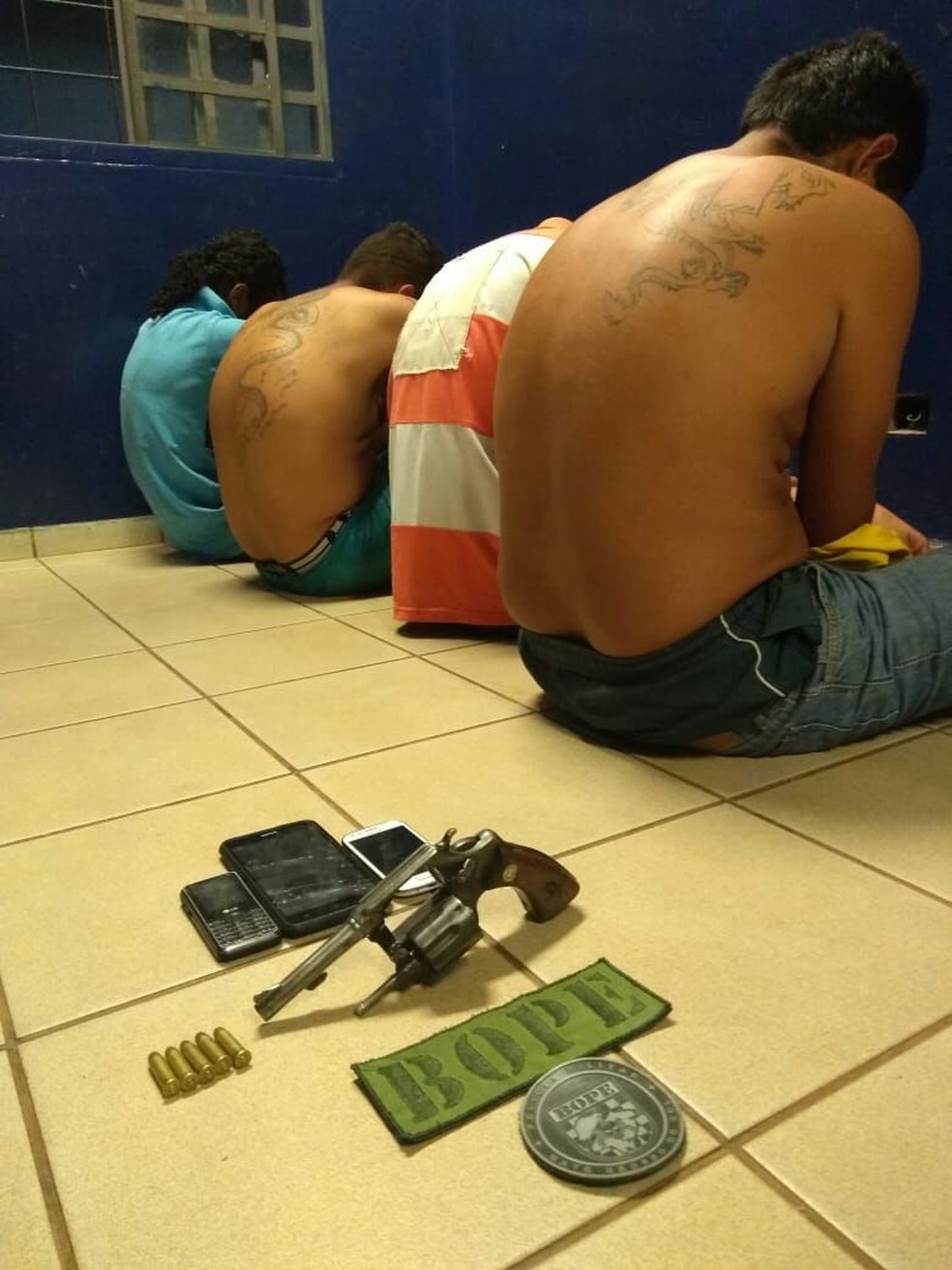 Suspeitos foram presos em flagrante por sequestro, c&Atilde;&iexcl;rcere, amea&Atilde;&sect;a e porte de arma de fogo em MS (Foto: Pol&Atilde;&shy;cia Militar/Divulga&Atilde;&sect;&Atilde;&pound;o)