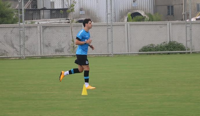 Felipão relembra tempos de zagueiro em treino e arma time com Giuliano