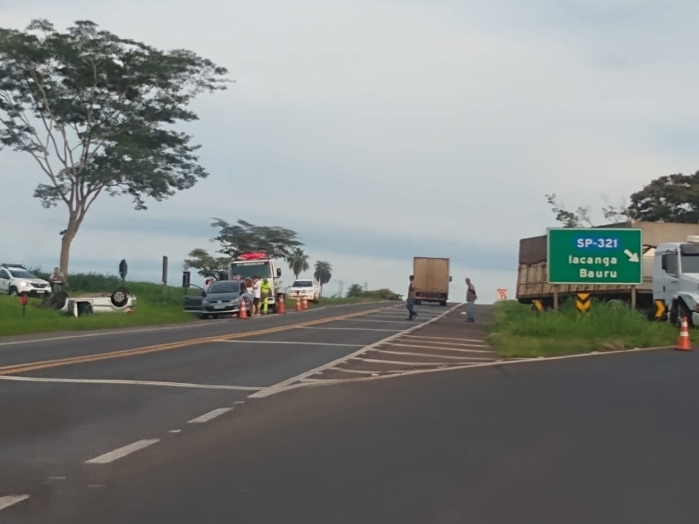 Carro capota após choque com caminhão em trevo de Ibitinga — Foto: Arquivo pessoal