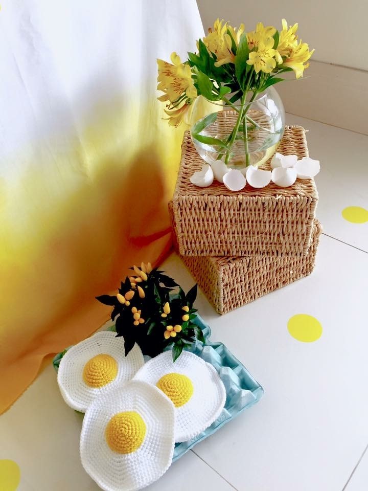 Cartela com ovos de crochê e caixotes de palha com vaso de bromélias amarelas e cascas de ovo (Foto: Arquivo Pessoal)