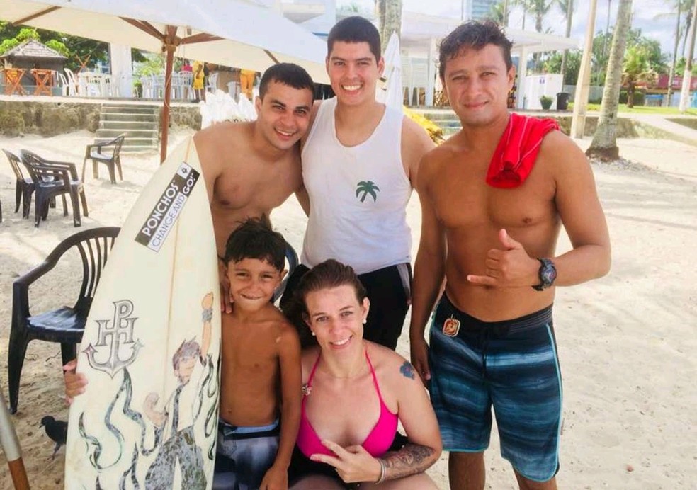 Pedro Simioni (dir.) com os turistas. À esquerda, o pequeno Heitor, de 5 anos (Foto: Arquivo Pessoal)