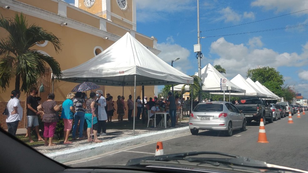 Idosos se aglomeram em filas a pé e dentro de veículos durante drive-thru de vacinação em Caucaia. — Foto: Halisson Ferreira/ SVM