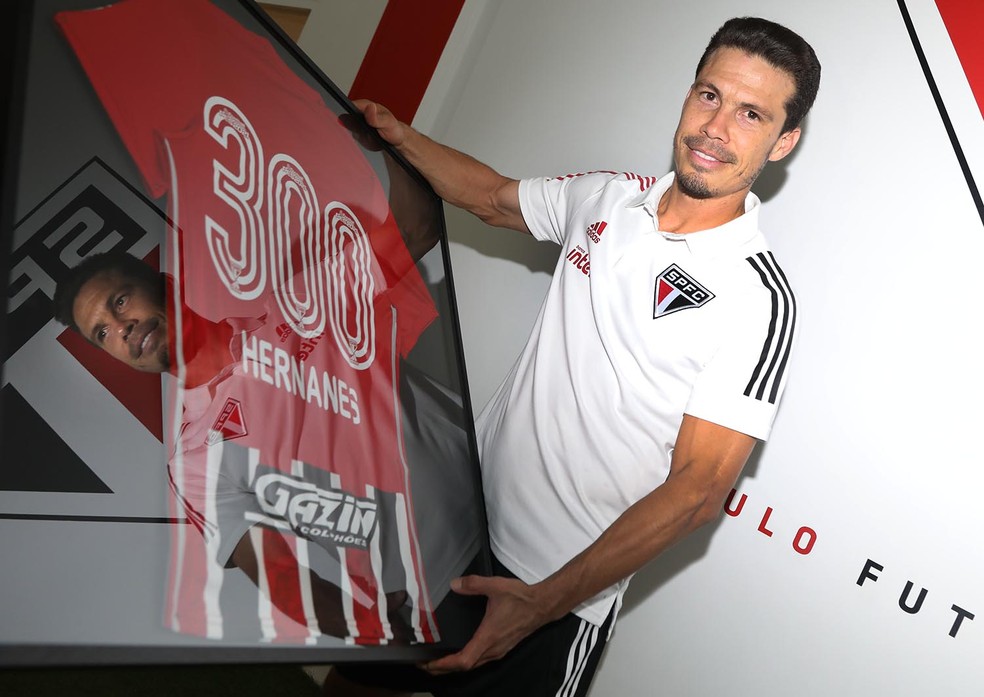 Hernanes com homenagem pelos 300 jogos do São Paulo — Foto: Divulgação/São Paulo