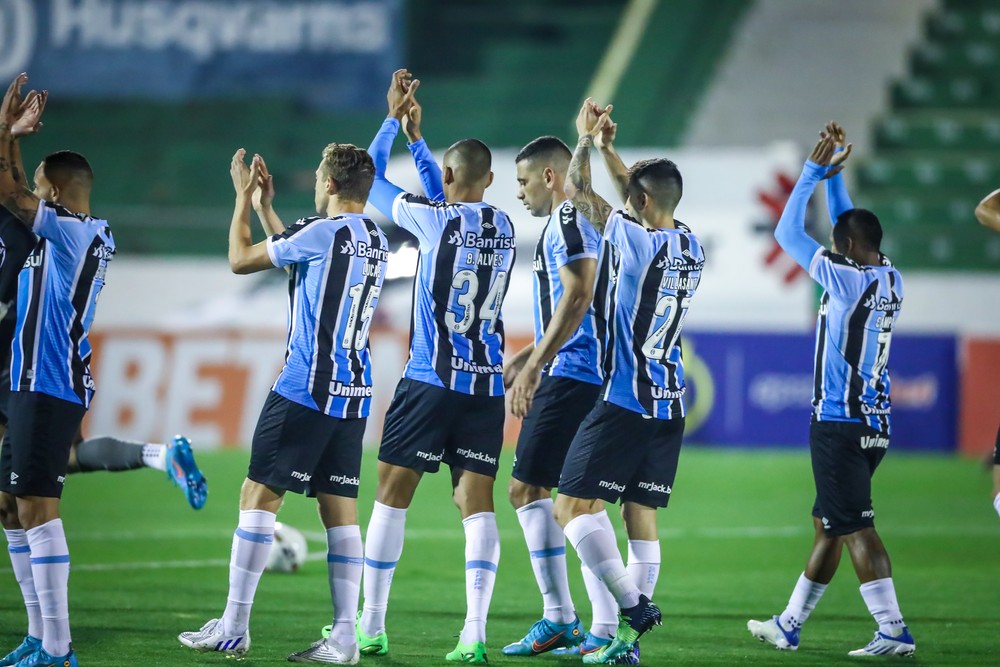 Mudança de postura no intervalo garante primeira vitória fora de casa do Grêmio em 3 meses
