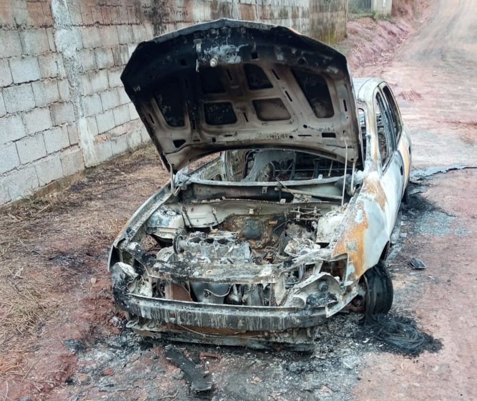 Esposa flagra marido com garota de programa, dá facadas na mulher e queima carro em Campo Limpo Paulista — Foto: Arquivo pessoal